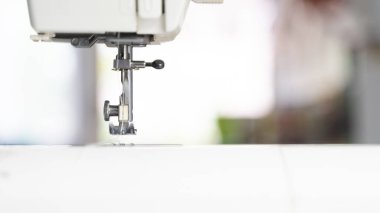 Kumaş ve iplikle elektrik dikiş makinesi