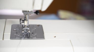 Kumaş ve iplikle elektrik dikiş makinesi