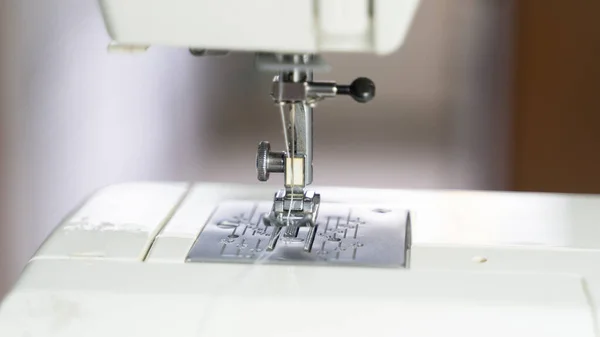 织物和线的电动缝纫机 — 图库照片
