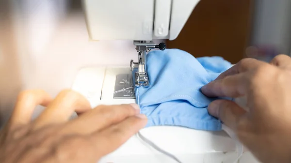 Elektrische Naaimachine Met Stof Draad Defocus Handgreep Beschermend Masker Antivirus Stockfoto