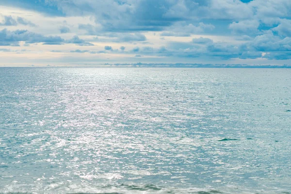 Praia Mar Reflexão Água Céu Azul Nublado Fundo — Fotografia de Stock