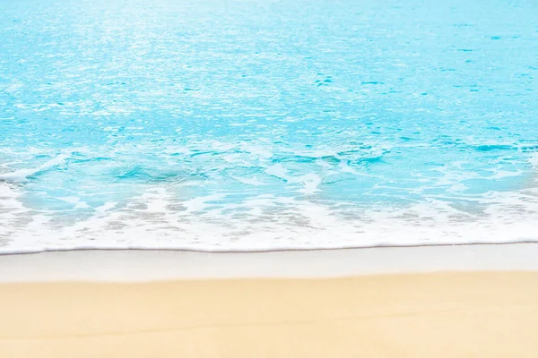 Close Zandstrand Met Blauwe Zee Golf Achtergrond Stockfoto