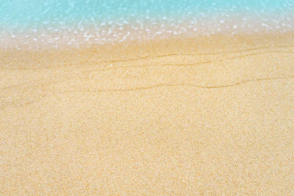 Закрыть Песчаный Пляж Голубым Фоном Морских Волн — стоковое фото