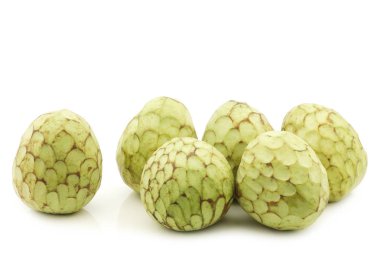 Beyaz bir arka plan üzerinde taze cherimoya meyve (Annona cherimola)