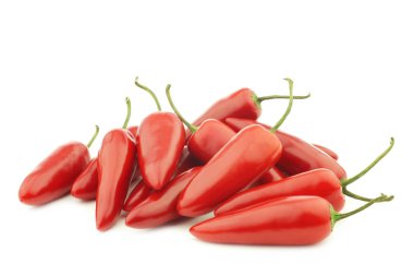 beyaz zemin üzerine kırmızı jalapeno biber (Capsicum)