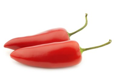 beyaz bir arka plan üzerinde iki kırmızı jalapeno biber