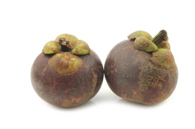 beyaz bir arka plan üzerinde mangosten meyve (Garcinia mangostana linn)