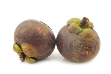 beyaz bir arka plan üzerinde mangosten meyve (Garcinia mangostana linn)