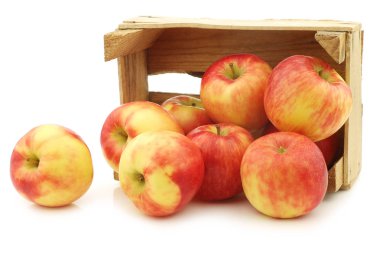 Beyaz bir arka planda tahta bir sandıkta taze 