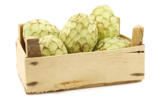 Φρέσκα Φρούτα Cherimoya Annona Cherimola Ξύλινο Κιβώτιο Λευκό Φόντο — Φωτογραφία Αρχείου