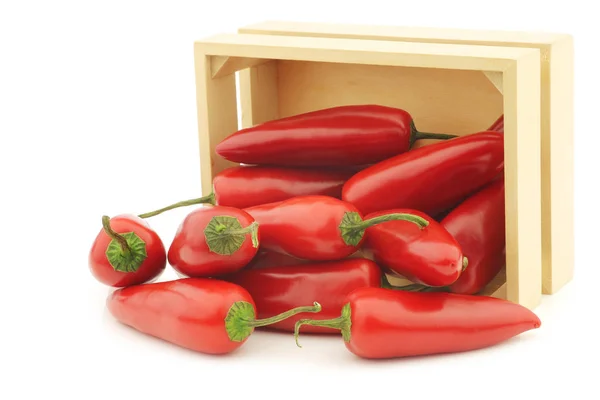 Pimentos Jalapeno Vermelho Uma Caixa Madeira Fundo Branco — Fotografia de Stock