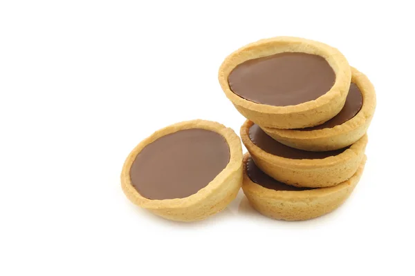 Caramelo Empilhado Bolos Cheios Chocolate Fundo Branco — Fotografia de Stock