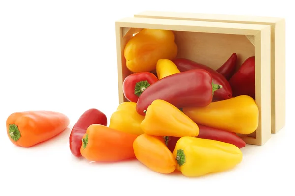 Gemengde Rode Oranje Gele Zoete Snack Paprika Een Houten Doos — Stockfoto