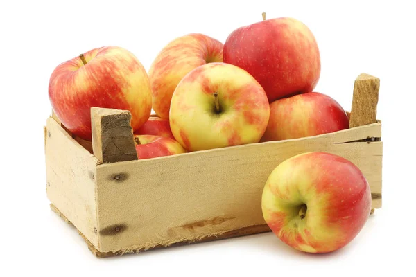 白い背景の木製の箱の中の新鮮な 蜂蜜のクランチ リンゴ — ストック写真