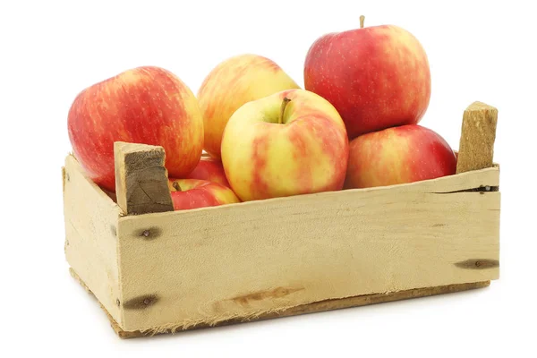 Manzanas Frescas Miel Crujiente Una Caja Madera Sobre Fondo Blanco —  Fotos de Stock