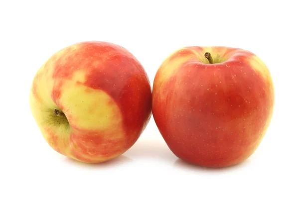 Deux Pommes Fraîches Mielleuses Sur Fond Blanc — Photo