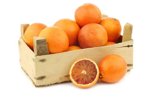 Naranjas Sangre Fresca Una Caja Madera Sobre Fondo Blanco — Foto de Stock