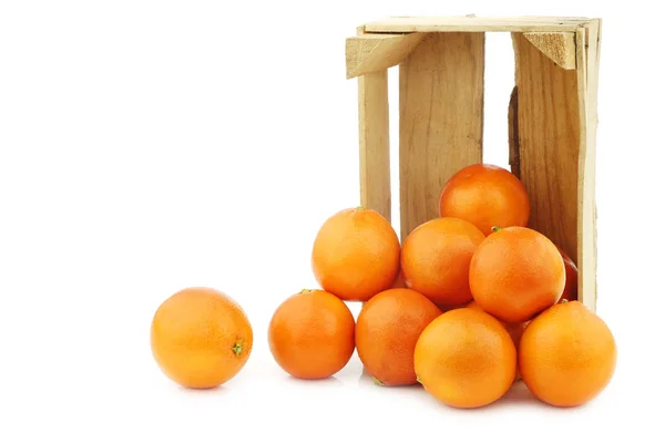白色背景的木制板条箱中的鲜橙子 — 图库照片