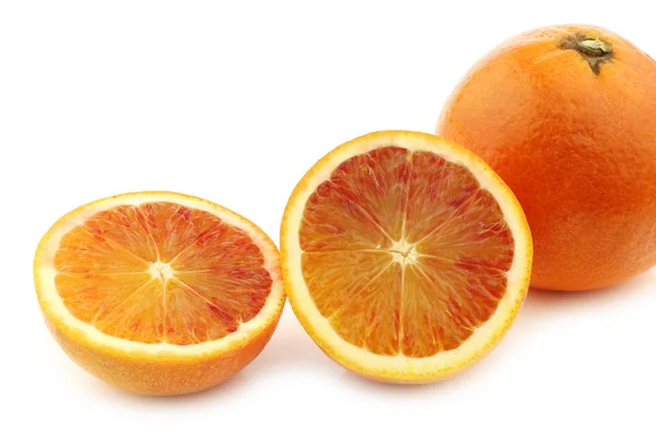 Свіжа Кров Апельсин Розрізаний Білому Тлі — стокове фото
