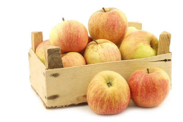 Manzanas Frescas Para Cocinar Una Caja Madera Sobre Fondo Blanco —  Fotos de Stock