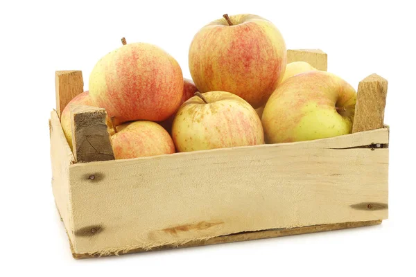 白い背景の木製の箱の中で新鮮なリンゴを調理する — ストック写真