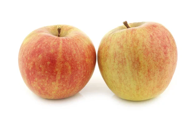 Manzanas Frescas Cocina Holandesa Sobre Fondo Blanco —  Fotos de Stock