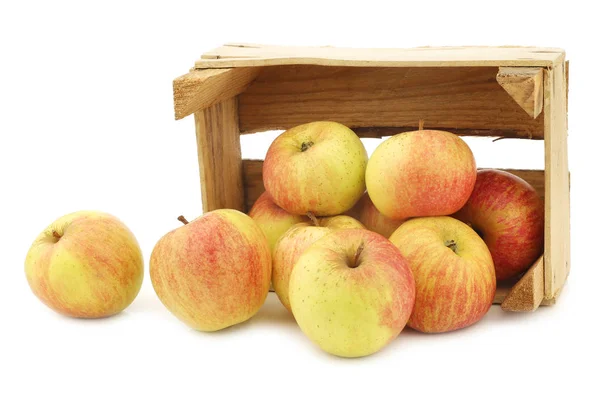 Manzanas Frescas Para Cocinar Una Caja Madera Sobre Fondo Blanco —  Fotos de Stock