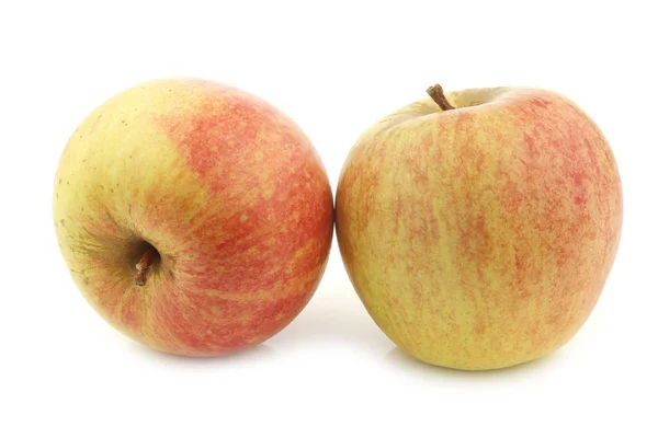 Manzanas Frescas Cocina Holandesa Sobre Fondo Blanco —  Fotos de Stock