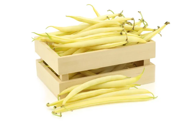 黄色蜡豆 黄叶草 在白色背景的木箱 — 图库照片
