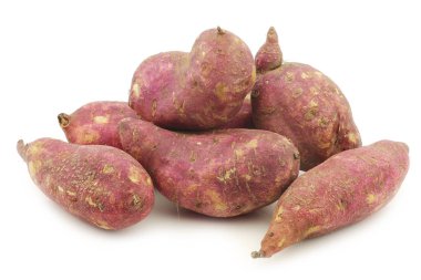 beyaz bir arka plan üzerinde taze hasat tatlı patates