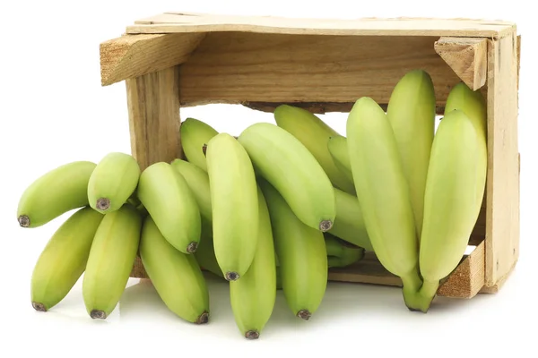 Malé Zelené Svačinka Banány Dřevěné Bedně Bílém Pozadí — Stock fotografie