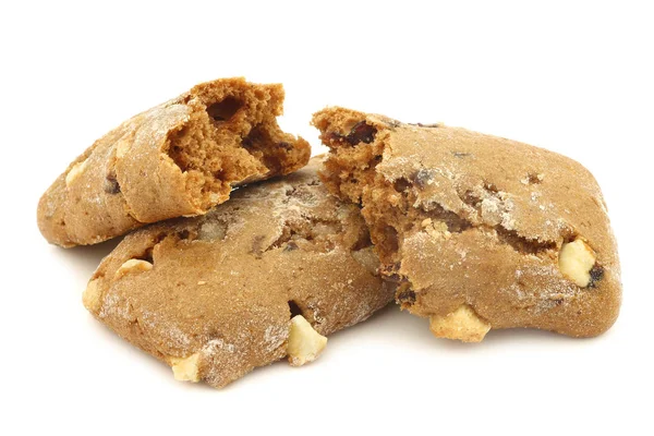 Tranbär Och Choklad Cookies Och Två Stycken Vit Bakgrund — Stockfoto