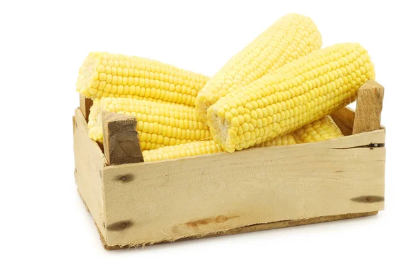 Kukorica Cob Egy Fából Készült Ládában Fehér Alapon — Stock Fotó