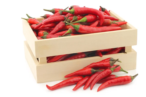 Peperoni Rossi Capsicum Annuum Bird Eye Una Scatola Legno Sfondo — Foto Stock