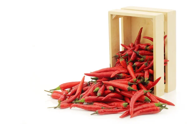 辛辣的热红色哈巴内罗辣椒在一个木箱在白色背景 — 图库照片