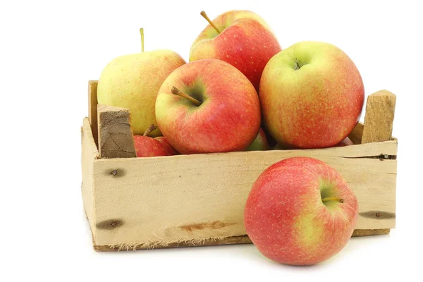 白い背景の木製の箱の中の新鮮なマリベルのリンゴ — ストック写真