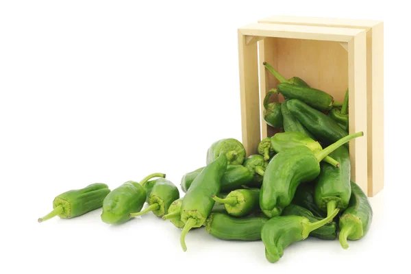 Poivrons Jalapeno Fraîchement Récoltés Dans Une Caisse Bois Sur Fond — Photo