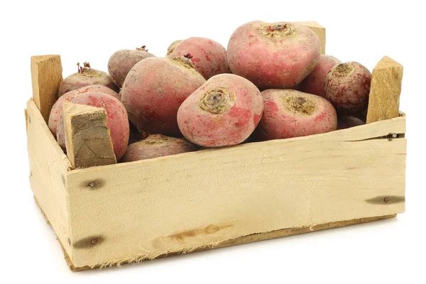 Rote Chioggia Rüben Einer Holzkiste Auf Weißem Hintergrund — Stockfoto