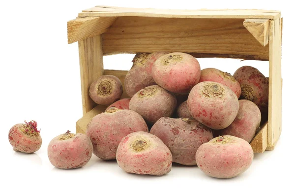 Rote Chioggia Rüben Einer Holzkiste Auf Weißem Hintergrund — Stockfoto