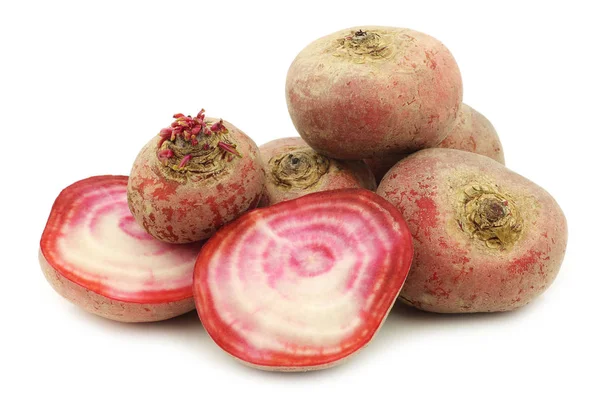 刚收获的红色奇罗贾甜菜根和两个半在白色的背景 — 图库照片