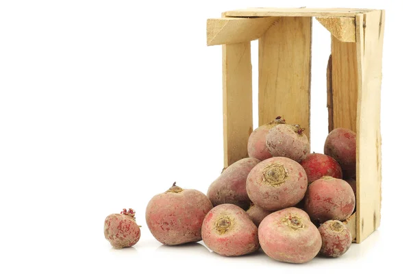 Rote Chioggia Rüben Einer Holzkiste Auf Weißem Hintergrund — Stockfoto