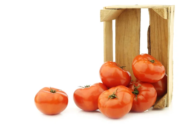 Frische Fleischtomaten Einer Holzkiste Auf Weißem Hintergrund — Stockfoto