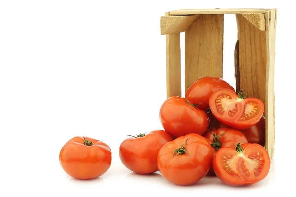 Frische Fleischtomaten Und Eine Geschnittene Tomate Einer Holzkiste Auf Weißem — Stockfoto