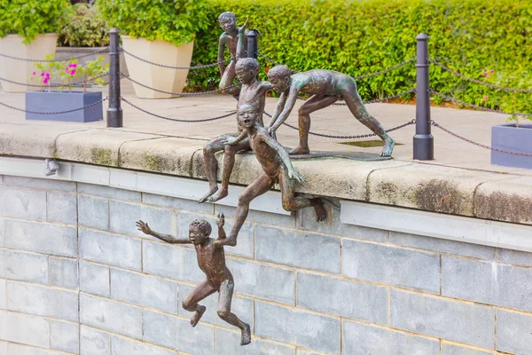 मुले सिंगापूरच्या नदीत उडी मारतात. पुतळा — स्टॉक फोटो, इमेज