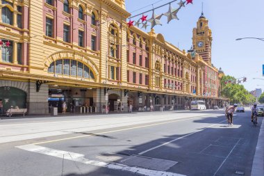Melbourne, Avustralya - küçük turistler ve arabalar ile sokak