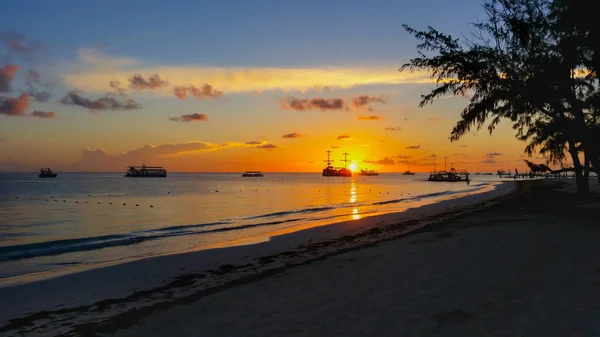 Puesta de sol en una hermosa playa con arena blanca — Foto de Stock