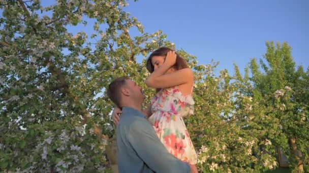 Junger Mann umarmt seine Freundin und hebt sie an, sie küsste ihn auf die Nase — Stockvideo