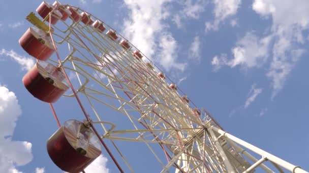 Великий чортове колесо в парку влітку на сонячний день — стокове відео