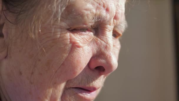 Close-up van de Sad Face van oudere vrouw lijdt aan Tremor schudden van de oogleden — Stockvideo