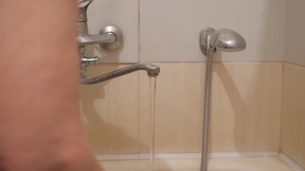 En äldre gumma tvättar händerna i badet — Stockvideo